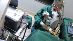 Tronditen kinezët pasi kirurgu e goditi me grusht pacientin gjatë operimit