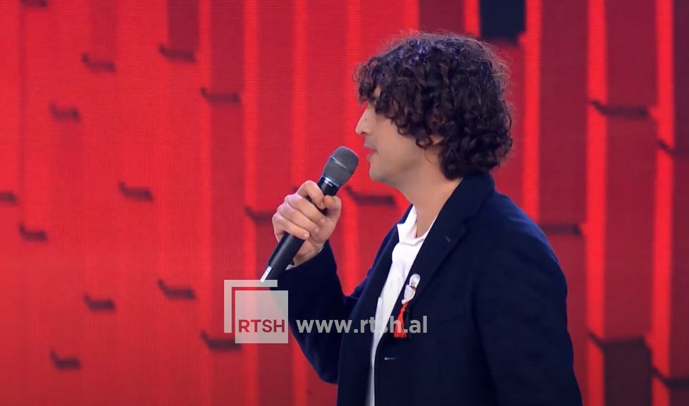 Aktori i njohur turk këndoi në Festivalin e Këngës, i foli shqip publikut
