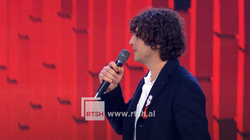 Aktori i njohur turk këndoi në Festivalin e Këngës, i foli shqip publikut