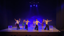 Ballett vor dem Publikum von Ulcinj mit der Küstengeschichte „Correr o Fado“