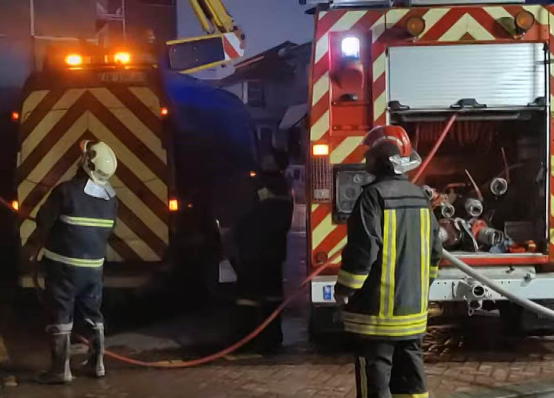 Zjarr në një qendër tregtare e banimi në Lushnje, evakuohen afro 40 persona