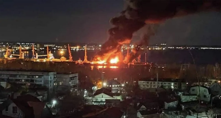 Rusia konfirmon dëmtimin e anijes së saj luftarake nga sulmi ukrainas në Detin e Zi