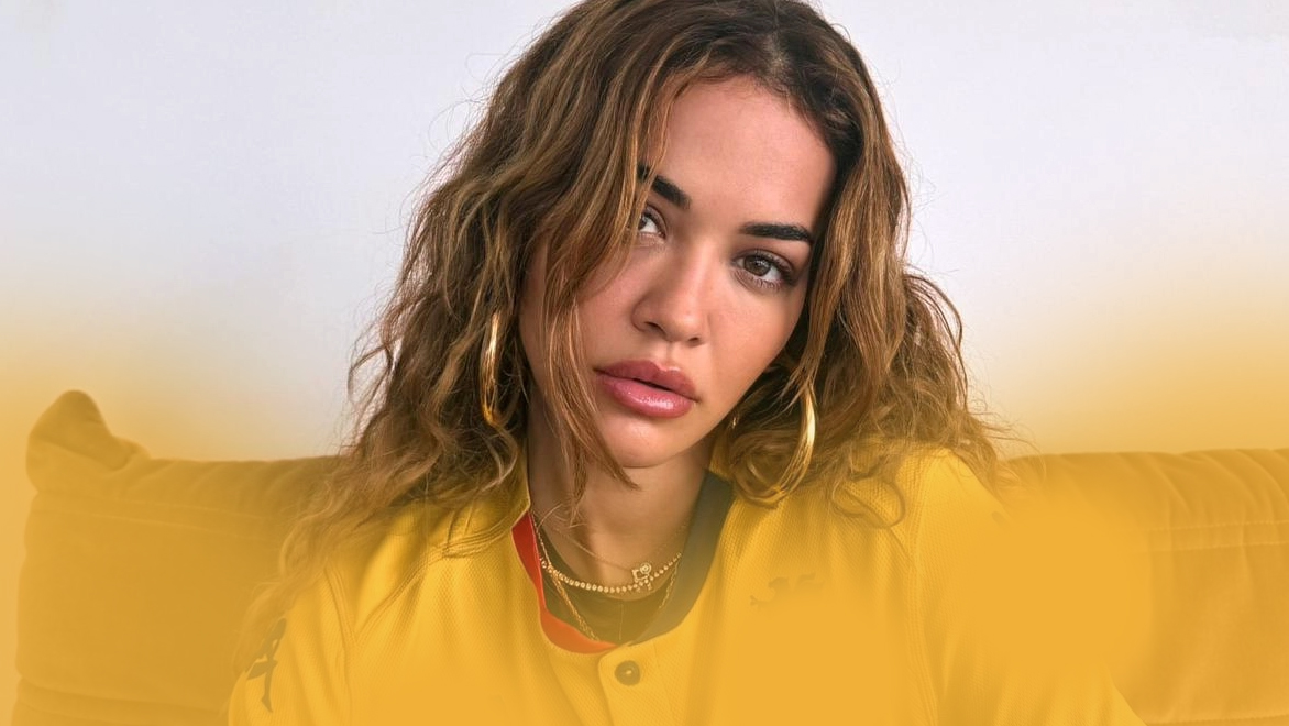 Rita Ora reklamon fanellën e artë të klubit Italian