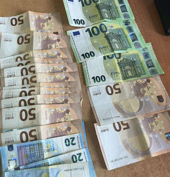 Qytetari në Viti dorëzon në Polici portofolin me mbi 1000 euro