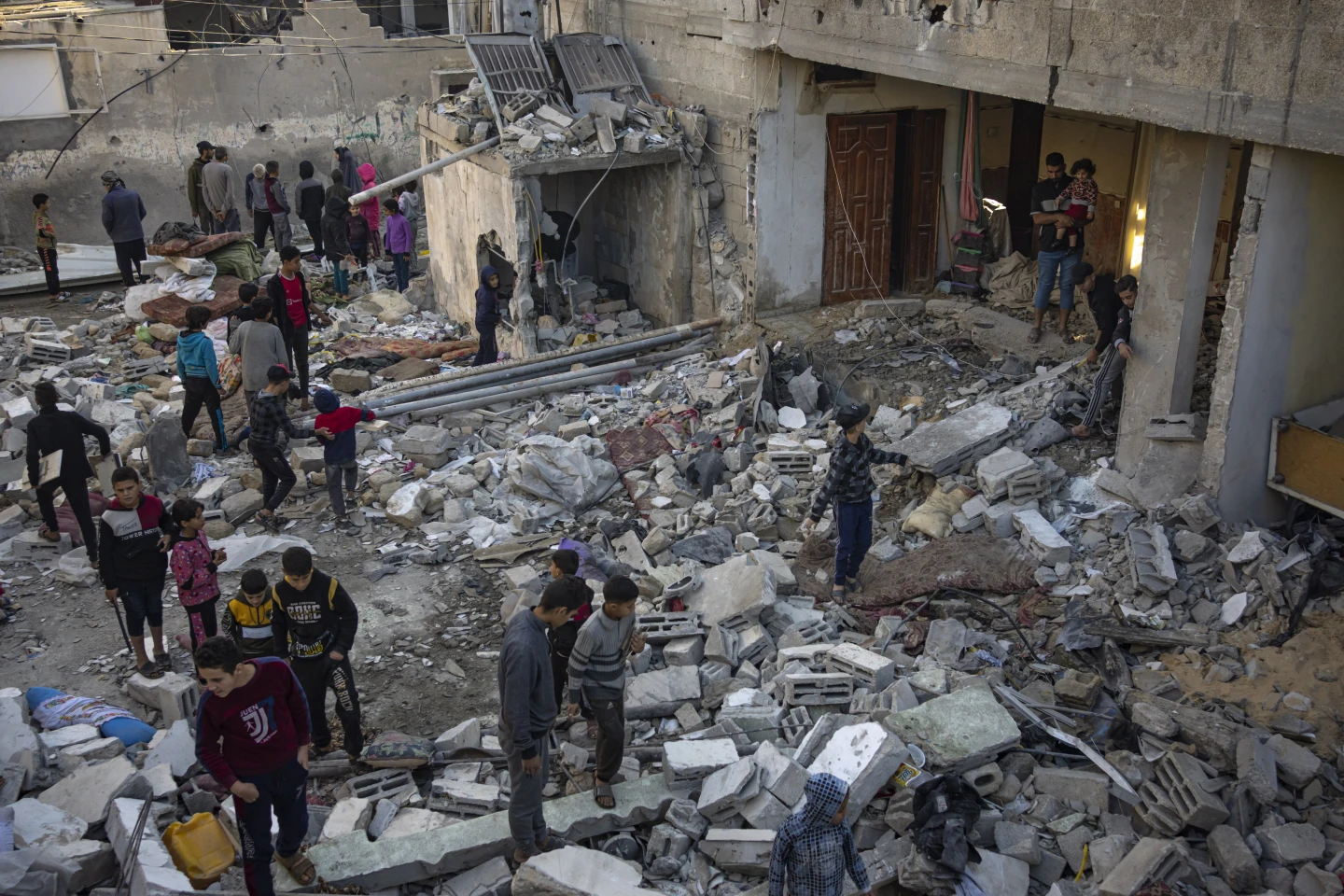 Foshnja shpëtohet nga rrënojat në Gaza pasi nëna i vritet