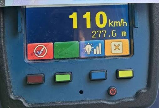 Shoferja voziti 110 km/h në zonën ku lejohej shpejtësia 40, Policia e gjobit me 300 euro
