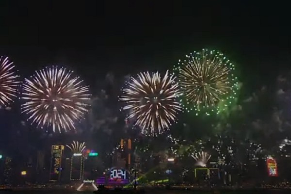 Spektakël me fishekzjarrë në Hong Kong në mbërritjen e Viti të Ri