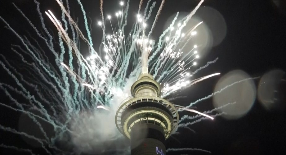 Fishekzjarret ndriçojnë qiellin në Auckland për Vitin e Ri