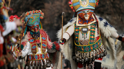 Bullgarët promovojnë traditën në festivalin e maskave