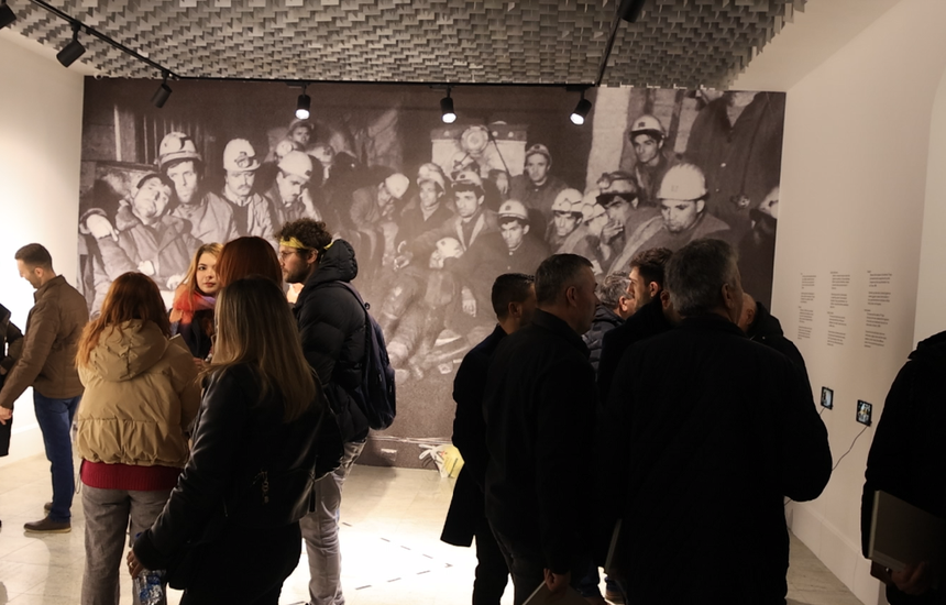 Në ballë të ekspozitës është imazhi ikonik i minatorëve që kanë qëndruar në grevë prej 20 deri më 28 shkurt të vitit 1989
