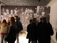 Në ballë të ekspozitës është imazhi ikonik i minatorëve që kanë qëndruar në grevë prej 20 deri më 28 shkurt të vitit 1989