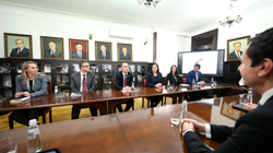 Profesorëve u ulet paga, por u premtohet shpërblimi për performancë