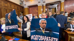 “E ke dorëzuar Kosovën”, “Jo ultimatumit, jo kapitullimit”, mesazhet e opozitës për Vuçiqin