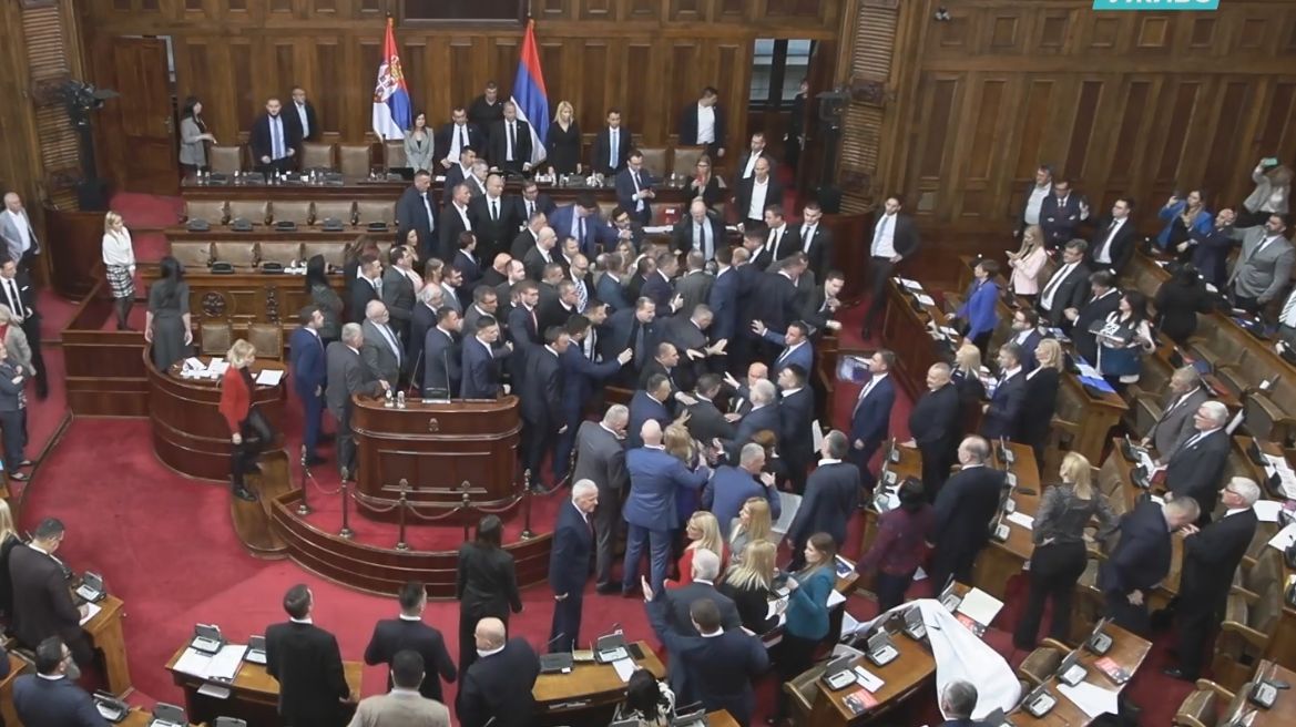 Tollovi në Kuvendin e Serbisë, përfaqësuesit e opozitës i sulen Vuçiqit