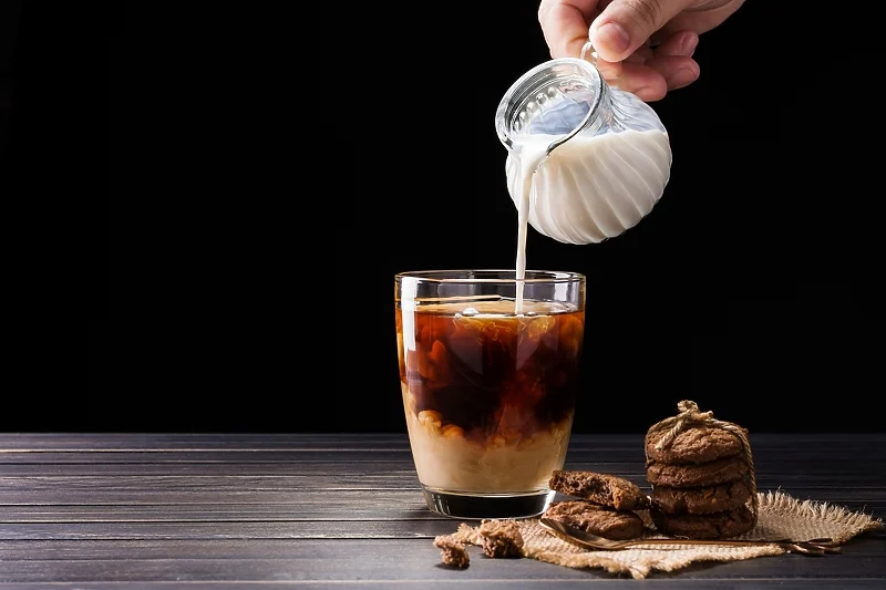Shtimi i qumështit në kafe mund ta ndihmojë trupin tuaj