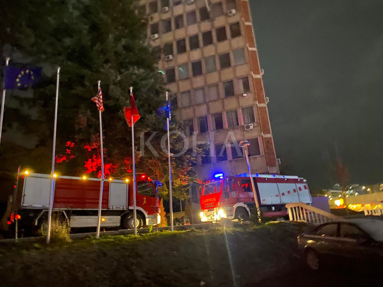 Largohen zjarrfikësit, s’ka zjarr në Radio Kosovë