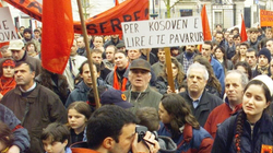 Rreth 500 përkrahës të Ushtrisë Çlirimtare të Kosovës protestojnë në Rambouillet, më 6 shkurt të vitit 1999, para fillimit të bisedimeve