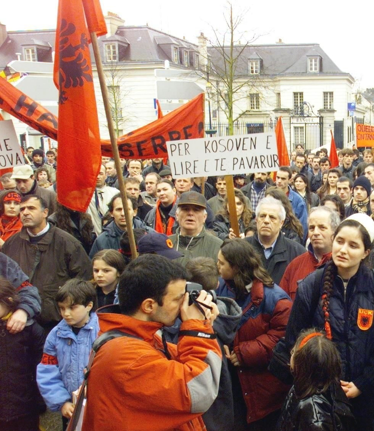 Rreth 500 përkrahës të Ushtrisë Çlirimtare të Kosovës protestojnë në Rambouillet, më 6 shkurt të vitit 1999, para fillimit të bisedimeve