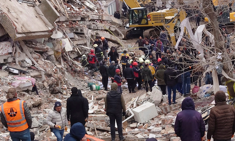 Shkon në mbi 2700 numri i të vdekurve nga tërmeti që dridhi Turqinë e Sirinë
