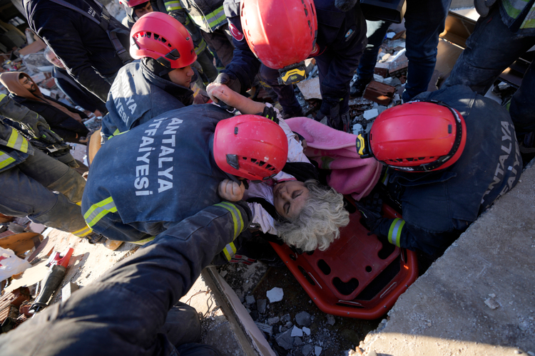 Ekipet e shpëtimit evakuojnë një të mbijetuar nga rrënojat e një ndërtese të shkatërruar në Kahramanmaras, në Turqinë jugore