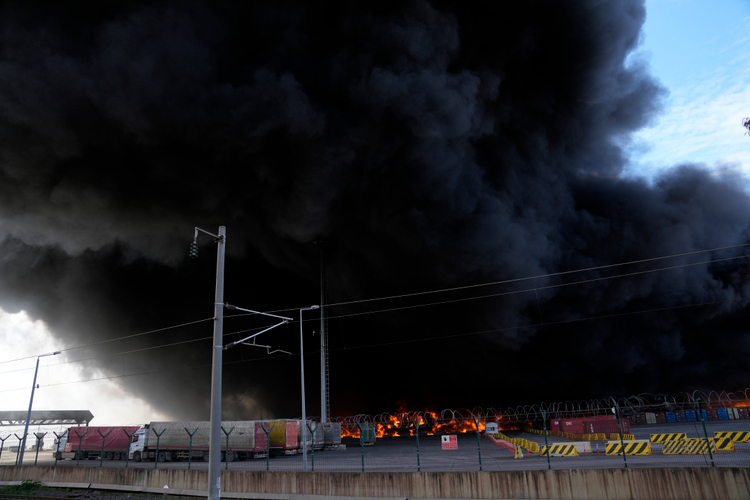 Porti ne Iskenderun perfshihet nga zjarri