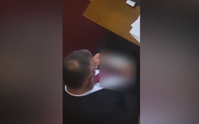 Jep dorëheqje deputeti serb që u kap duke shikuar filma për të rritur