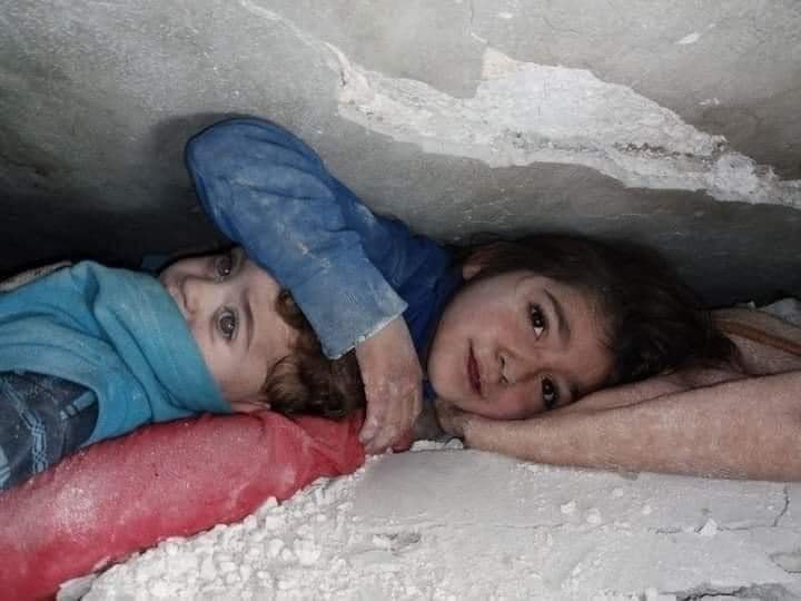 Historia e fotografisë së vajzës në Siri që mbuloi me dorë kokën e vëllait nën rrënoja