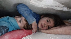 Historia e fotografisë së vajzës në Turqi që mbuloi me dorë kokën e vëllait nën rrënoja