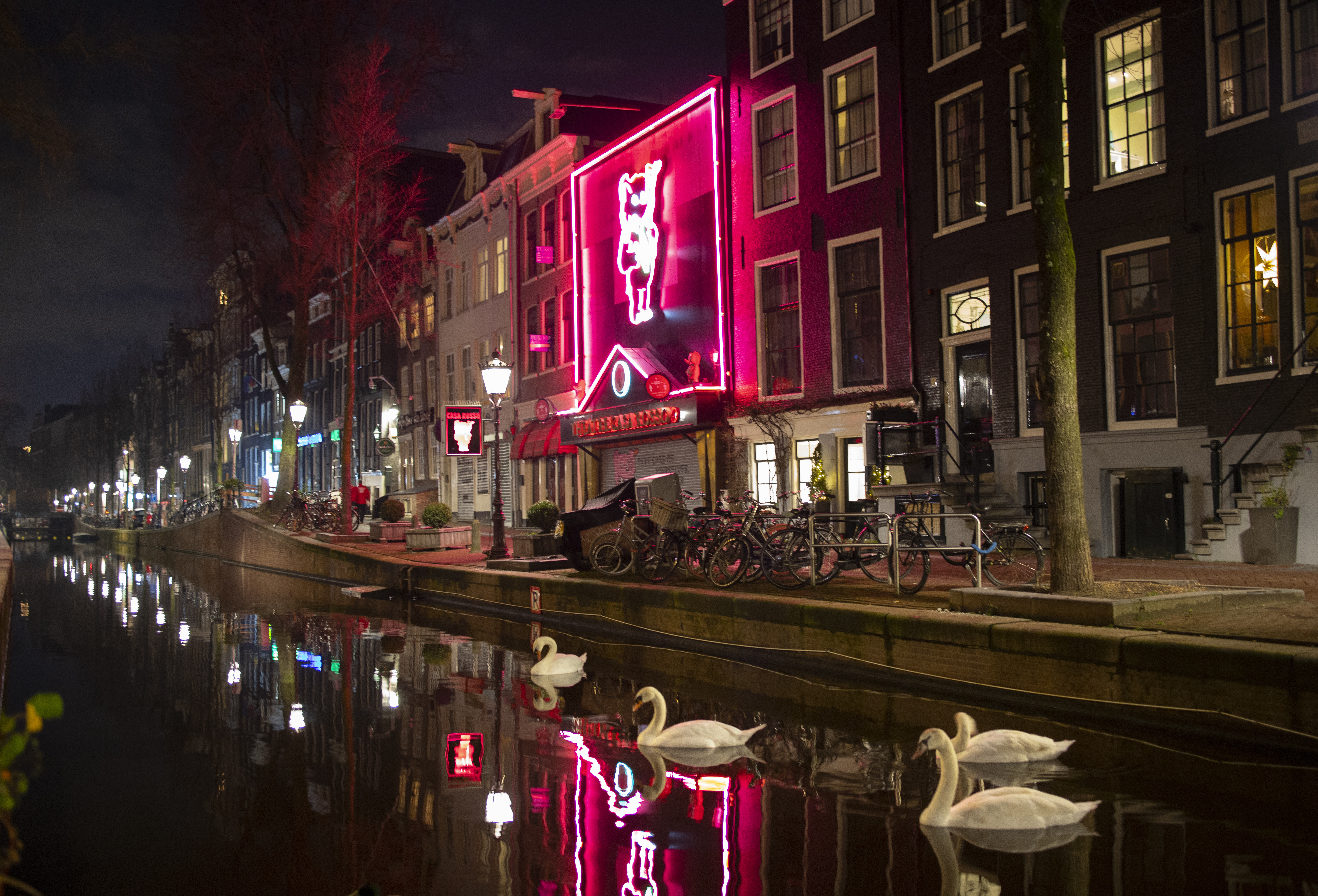 Amsterdami ndalon kanabisin në lagjen e dritave të kuqe