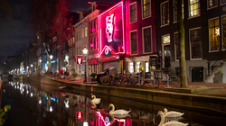 Amsterdami ndalon kanabisin në lagjen e dritave të kuqe
