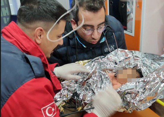 Nëna me djalin 10-ditësh shpëtohen nga rrënojat pas 90 orësh