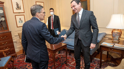 Kurti ia konfirmon Cholletit gatishmërinë për takim me Vuçiqin