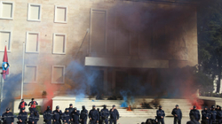 Protesta në Tiranë, mbulohet nga tymi Kryeministria