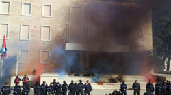 Protesta në Tiranë, mbulohet nga tymi Kryeministria