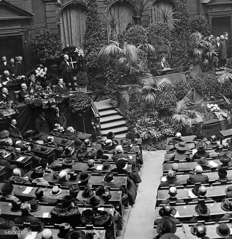Aleksandër Moisiu më 13 nëntor 1919 në parlamentin gjerman, në Reichstag të Berlinit, duke mbajtur fjalim përkujtimor për t’i dhënë lamtumirën politikanit socialdemokrat, Hugo Haase (Foto: Ullstein)