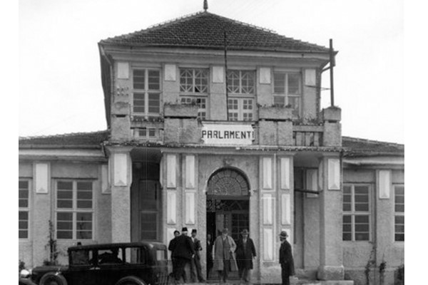 Në 103-vjetorin e Tiranës kryeqytet, restaurohet ish-Parlamenti