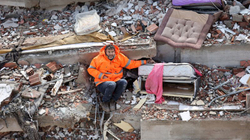 Burri që u fotografua duke mbajtur dorën e të bijës nën rrënoja: S’kishte asnjë shans për të shpëtuar