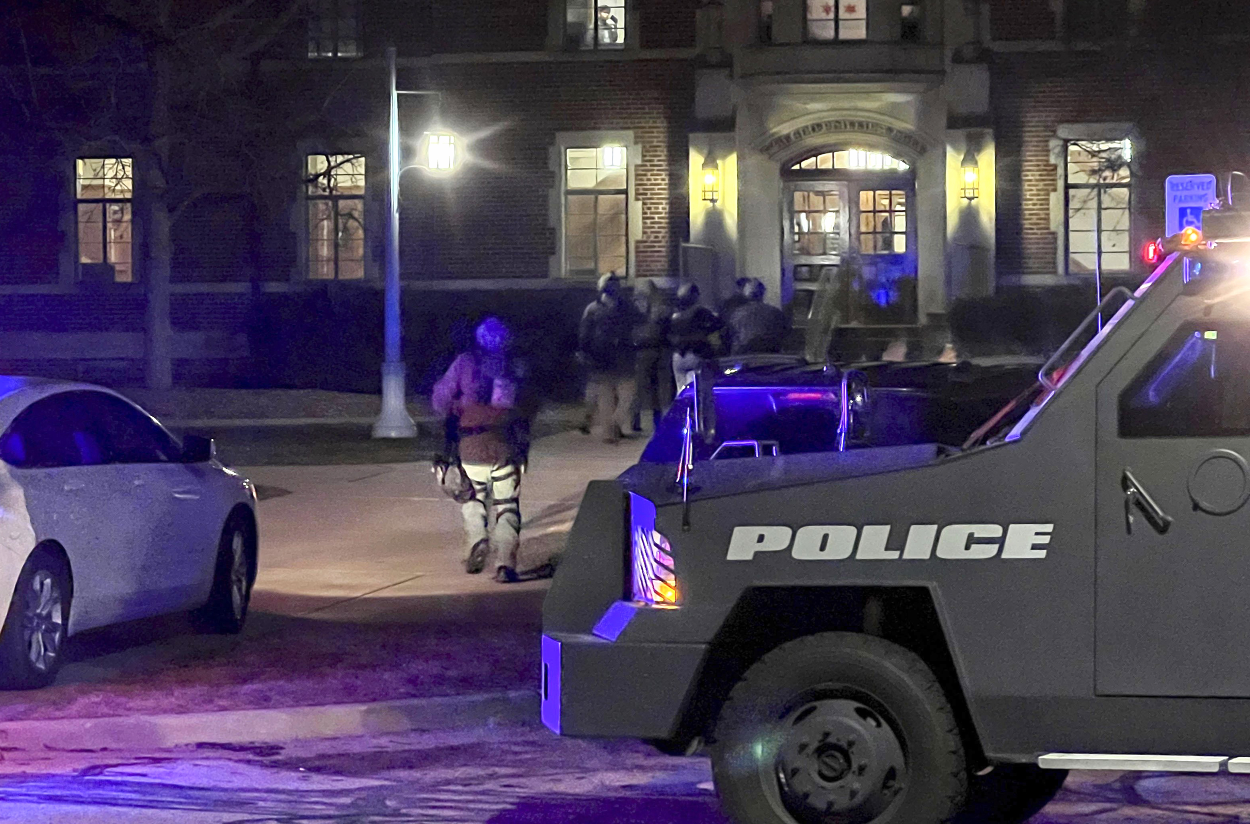 Tre të vdekur pasi një person hapi zjarr në Universitetin e Michiganit