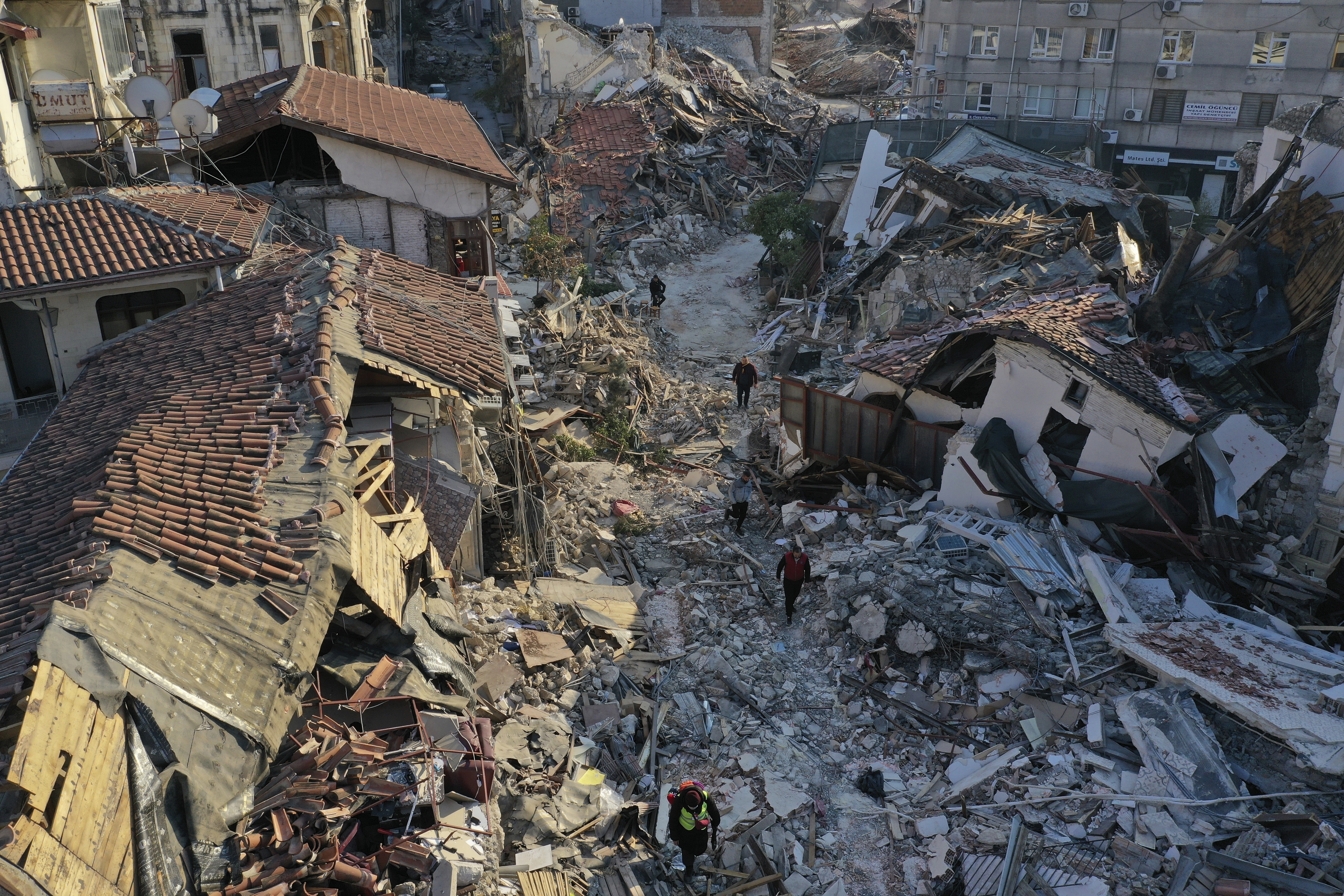 Pas 200 orësh shpëtohen katër persona nga rrënojat në Turqi