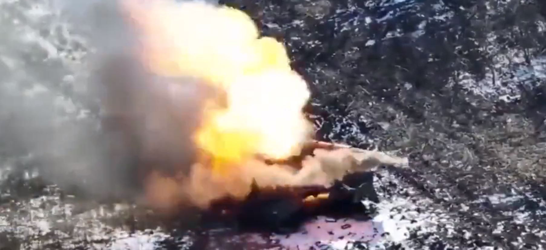 Tanket ruse nën flakë, pamje nga territori ukrainas [VIDEO]