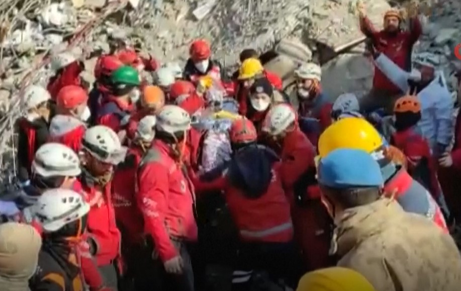 Një grua shpëtohet në Turqi pas 222 orëve nën rrënojat e një ndërtese