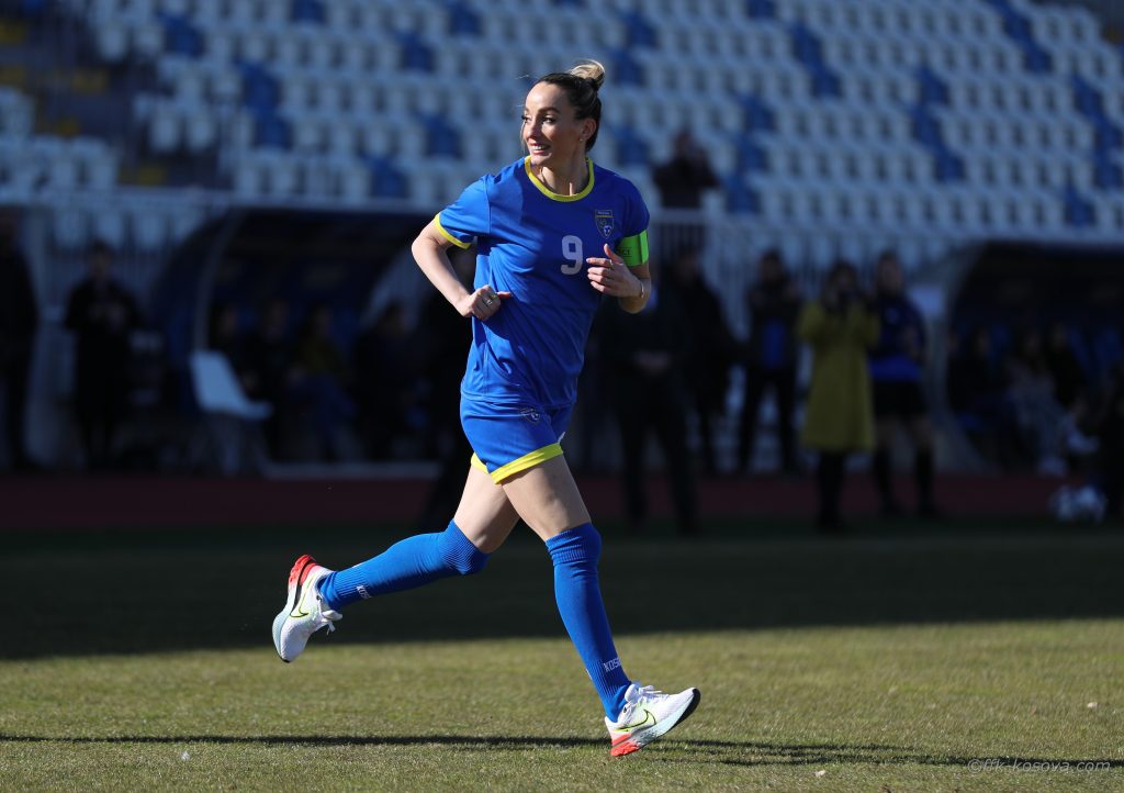 Kosovare Asllani luan me fanellë të Kosovës në “Fadil Vokrri”