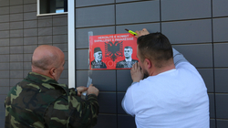 OVL e UÇK-së vendos në Kuvend posterë me portretin e ish-presidentit Thaçi