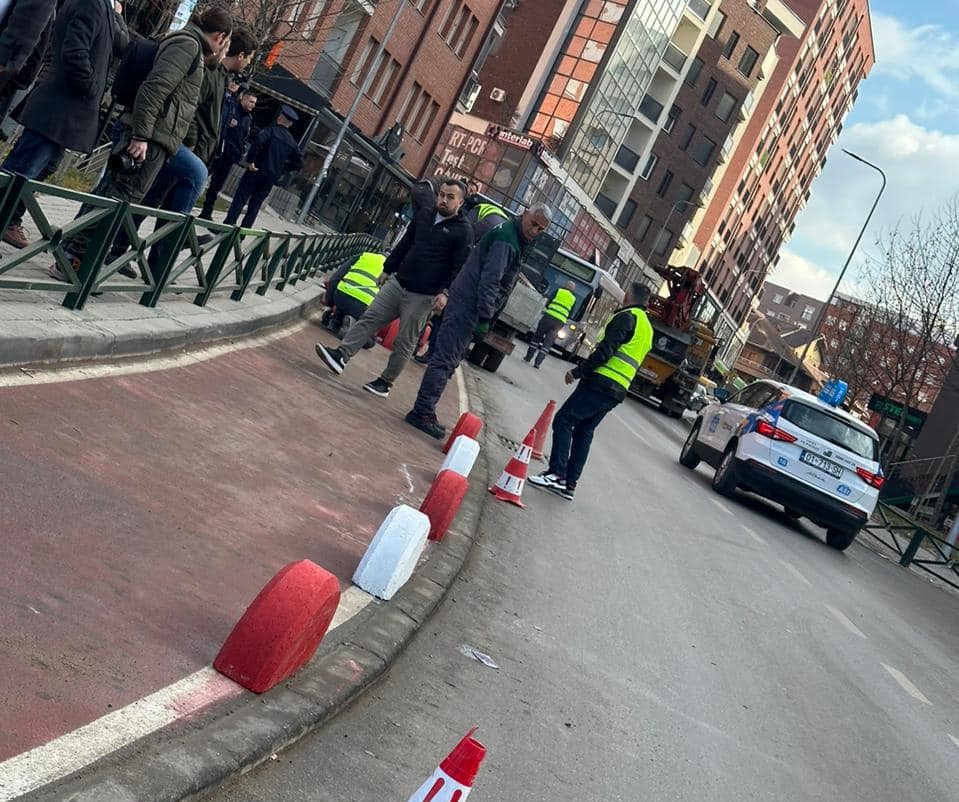 Nisi vendosja e pengesave në shtegun e biçikletave në rrugën ”Muharrem Fejza”