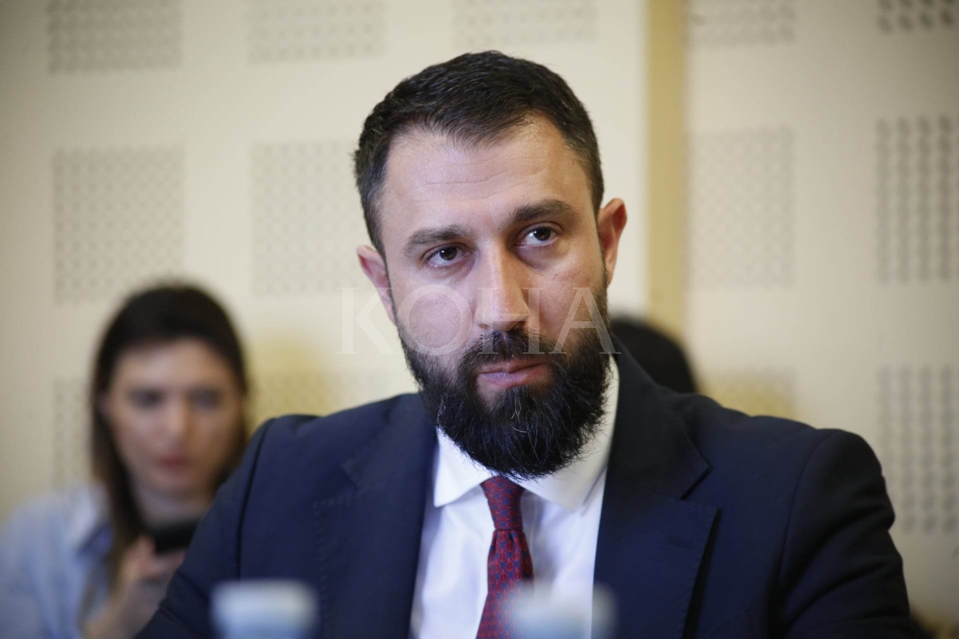 Krasniqi para deputetëve premton më shumë transparencë komunale