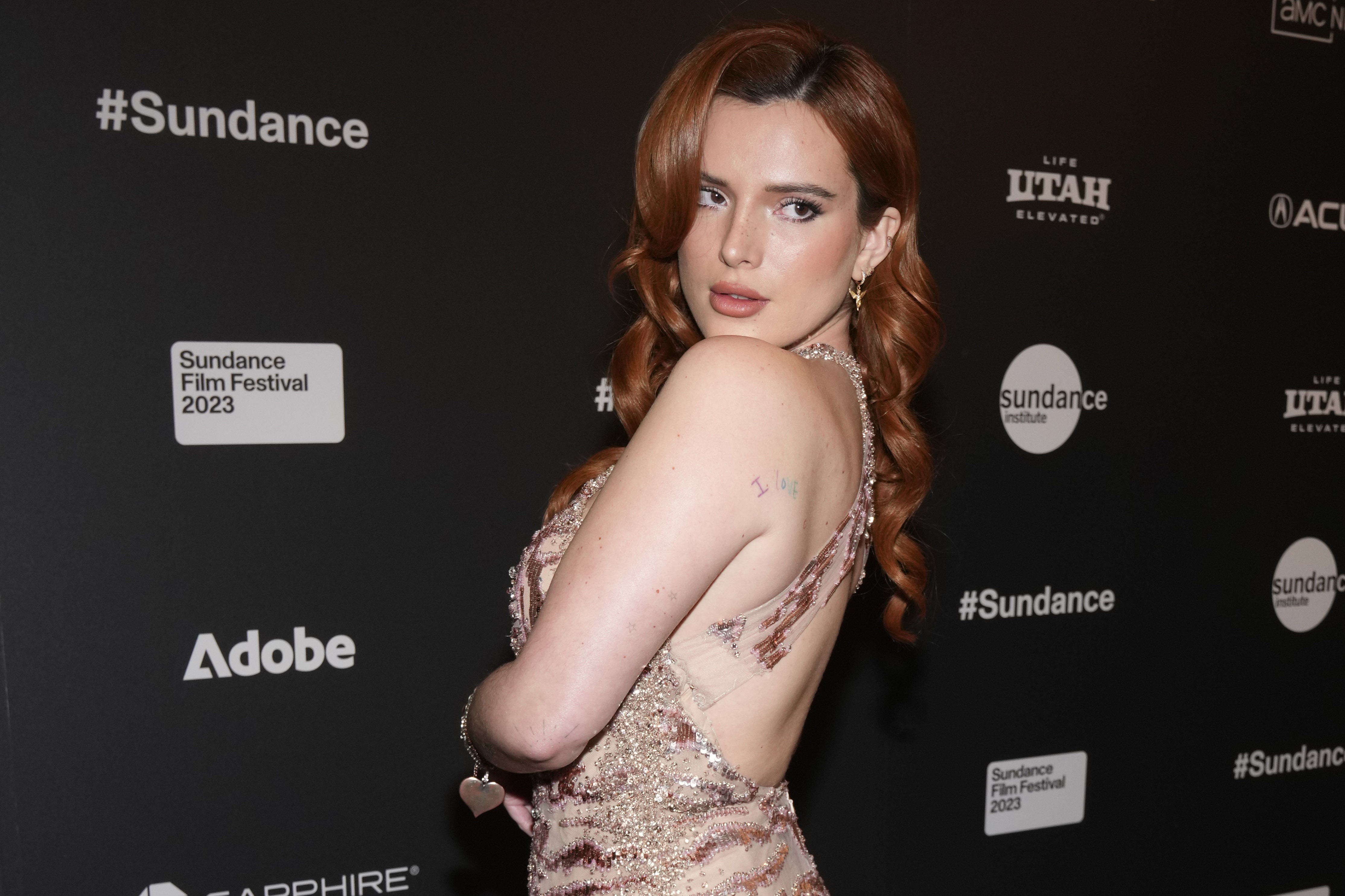 Bella Thorne refuzon të japë autograf në fotot e saj provokuese