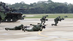 Ushtria e Tajvanit demonstron stërvitje të reja me pushkë
