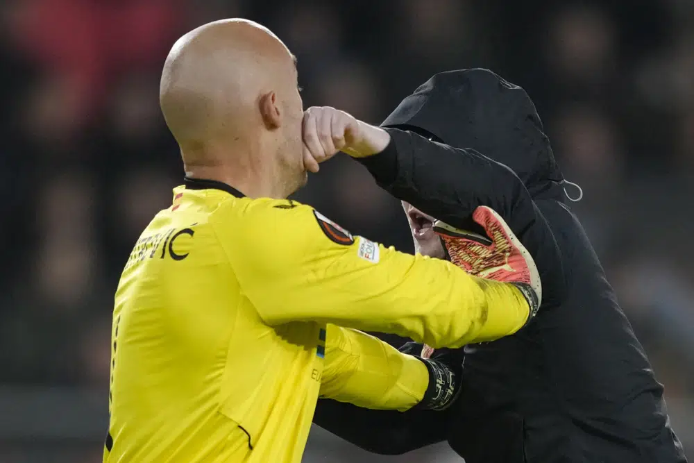 Tifozi i PSV-së grushton portierin serb të Sevillas në ndeshjen e Europa League