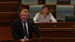 Berisha e Haxhiu përplasen në Kuvend për rastet e Astrit e Arbënor Deharit
