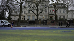 Rruga para Ambasadës ruse në Londër ngjyroset nga protestuesit me ngjyra të flamurit të Ukrainës